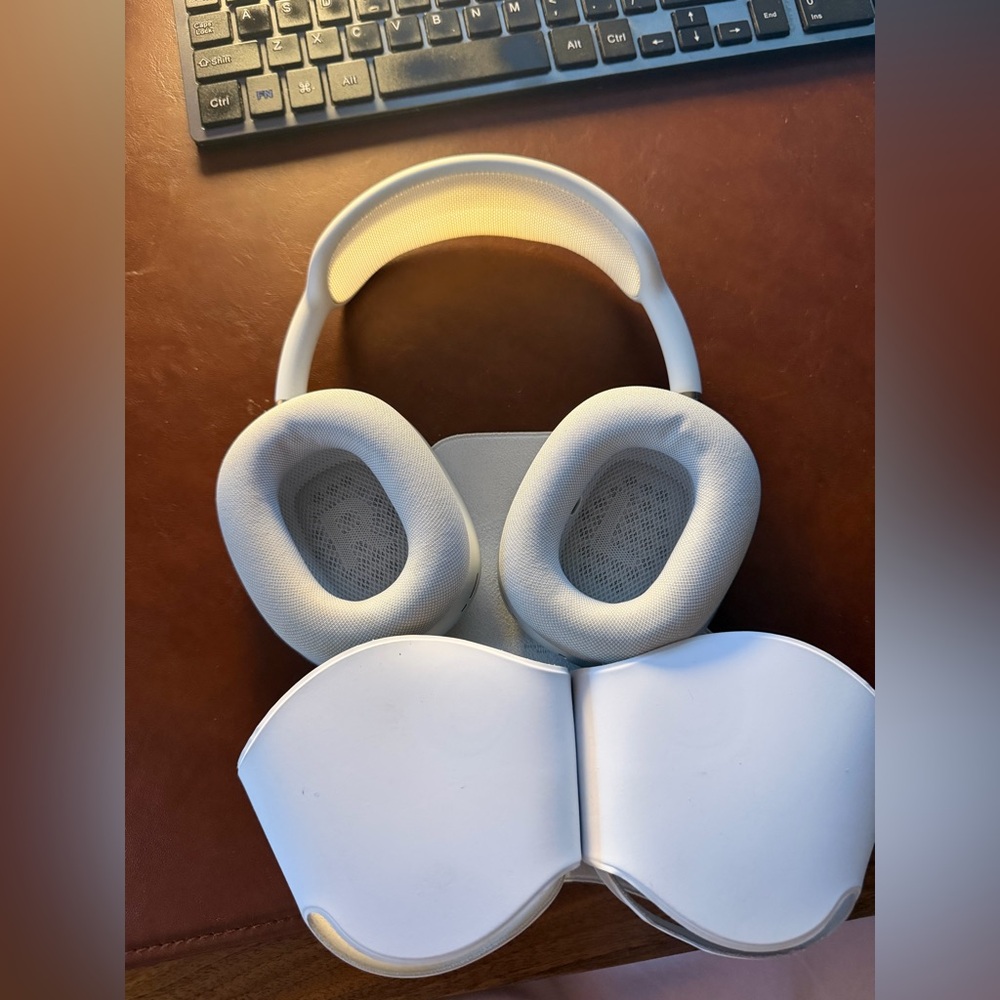 Apple AirPod Max Silver Like New!